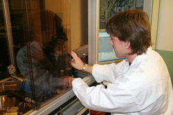 Jens Ringborg arbetar i ett laboratorium...